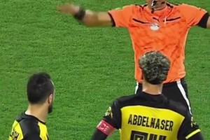 性情了？进球被判有效后球员激动强吻裁判头！