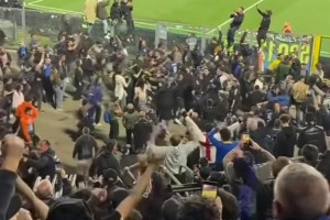 意甲冠军近在咫尺！实拍：逆转科莫后，国米球迷载歌载舞