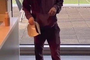 难以置信这人年入千万欧元！B席此前让人印象深刻的穿搭