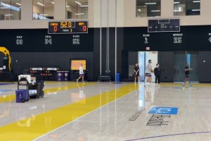 腹斜肌拉伤的里夫斯，在今天湖人队训练后进行三分球练习