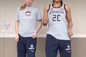 这视频会火吗？佩奇此前和女友阿齐·福德一起自拍尬舞