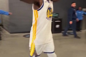 末节防得小卡只得2分！追梦赛后走出球馆与媒体人员拥抱致意！