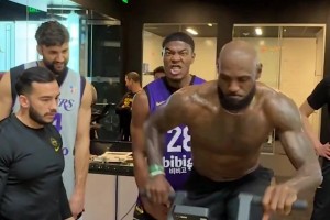 不输年轻人啊老詹踩动感单车，这身体状态真猛啊！