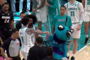 三球激情庆祝！黄蜂吉祥物跑过来挨了他一顿毒打