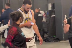 库里赛后戴上本场关键球员手机项链接下来还有一场得拼！