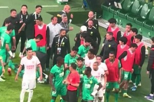 不满！实拍：韦世豪飞铲恩科洛洛后，工体响彻“红牌”喊声