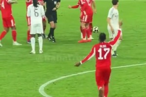 奥利塞示意裁判给卡马文加第二张黄牌，判罚后他高兴坏了