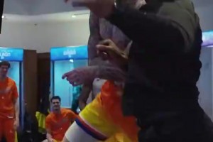 球队氛围这么嗨皮？！黄蜂主帅此前和三球激情庆祝赢球